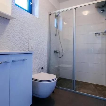 Rokov - Five Bedroom With Swimming Pool فيلة *