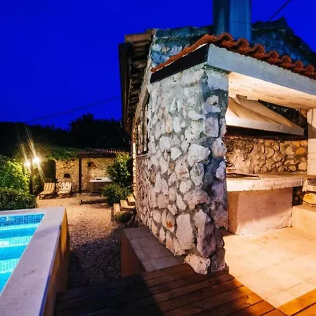 Rokov - Five Bedroom With Swimming Pool فيلة Mali Iž
