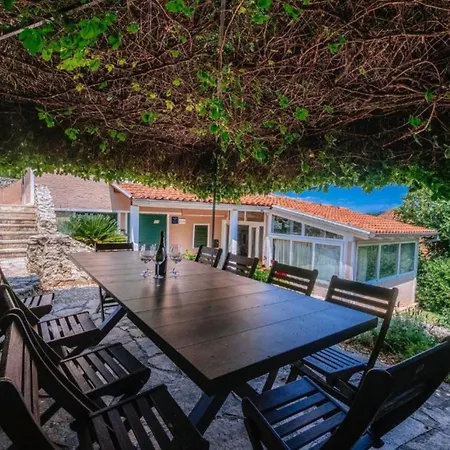 فيلة Rokov - Five Bedroom With Swimming Pool *