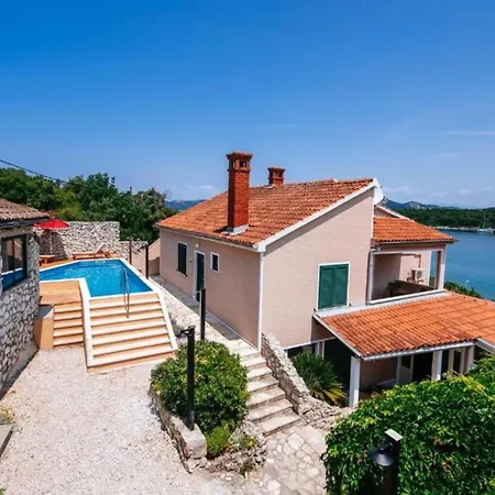 Rokov - Five Bedroom With Swimming Pool *