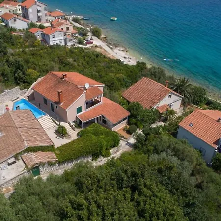 Rokov - Five Bedroom With Swimming Pool فيلة