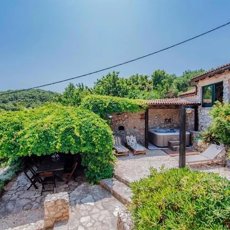Rokov - Five Bedroom With Swimming Pool فيلة