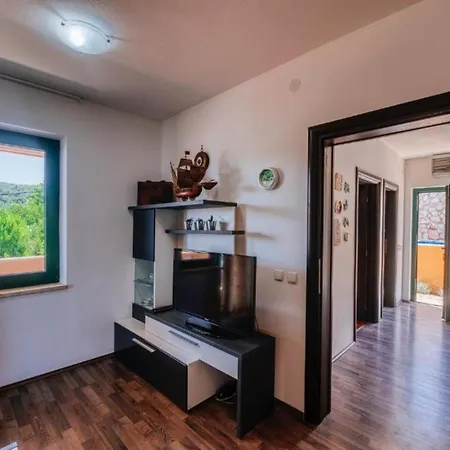 Rokov - Five Bedroom With Swimming Pool *