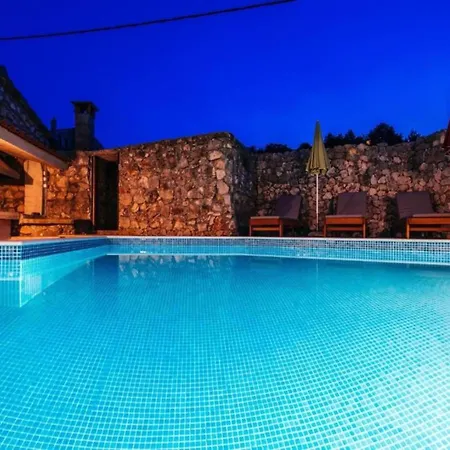 Rokov - Five Bedroom With Swimming Pool فيلة Mali Iž